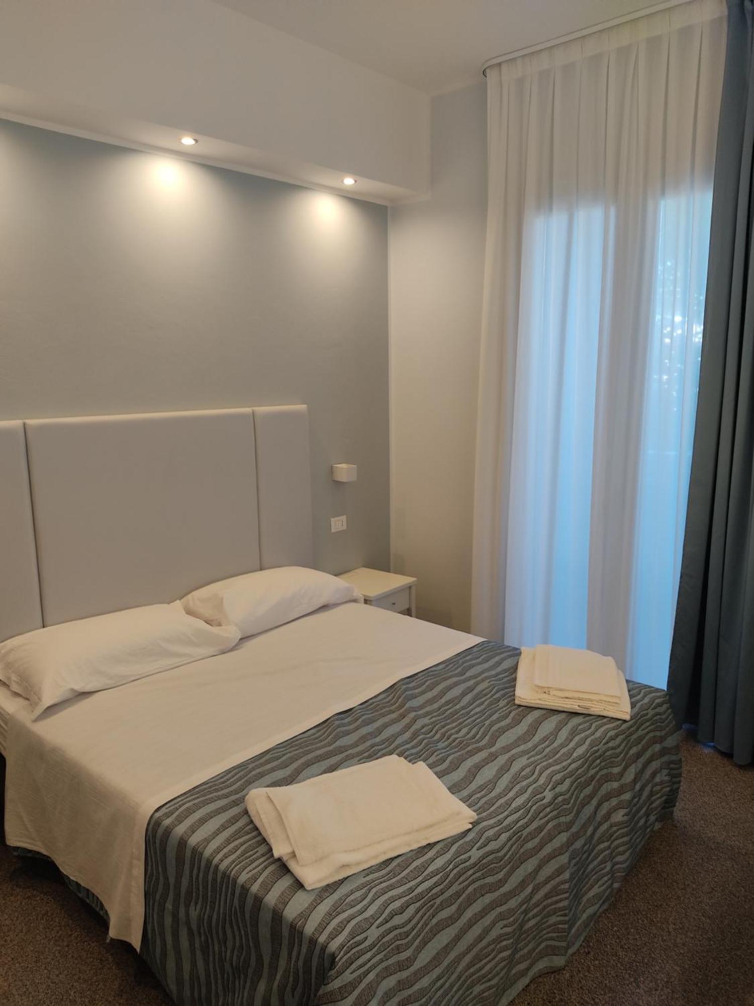 Hotel Caravel Park Римини Екстериор снимка